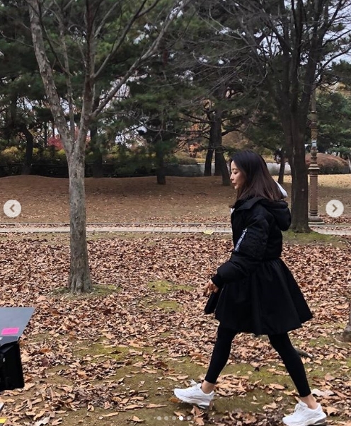 Kim Hee-suns moody figure was captured.Actor Kim Hee-sun posted a picture on his Instagram on November 15.The photo shows Kim Hee-sun walking outdoors for filming; Kim Hee-suns atmosphere, which also makes the park a runway, is impressive.kim myeong-mi