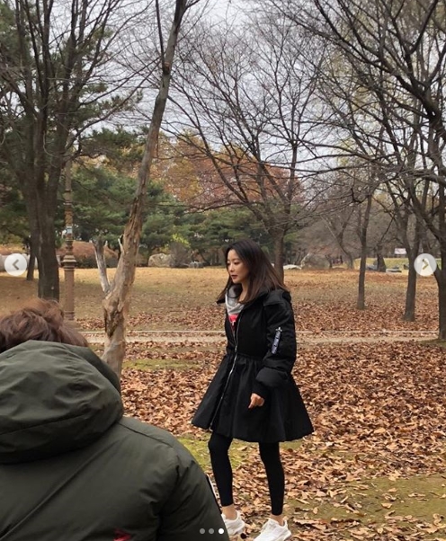 Kim Hee-suns moody figure was captured.Actor Kim Hee-sun posted a picture on his Instagram on November 15.The photo shows Kim Hee-sun walking outdoors for filming; Kim Hee-suns atmosphere, which also makes the park a runway, is impressive.kim myeong-mi