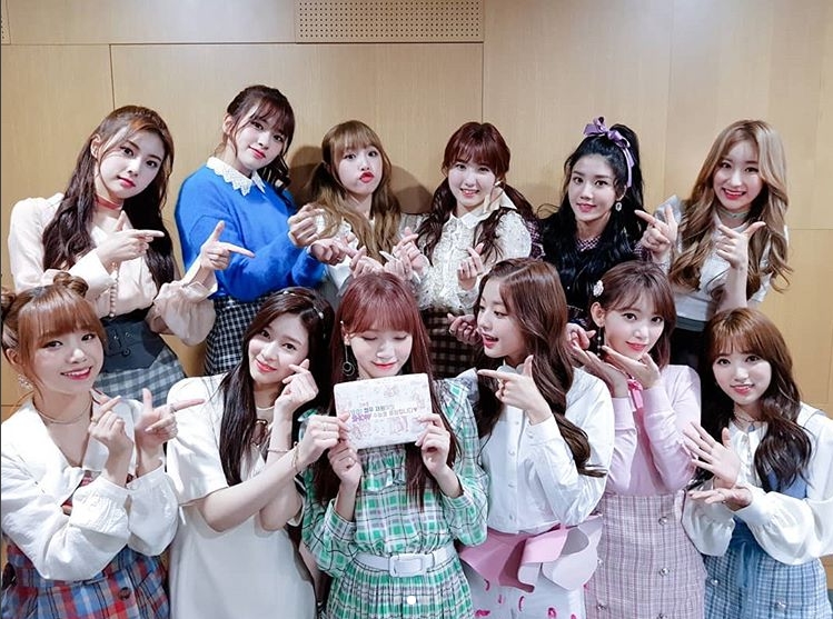 Group IZ*ONE cheered member Kim Chaewon for the SAT.On November 15, IZ*ONEs official Instagram will be IZ*ONEs Examinee on the 15th (Chung Won) and deliver the energy of IZ*ONE to Examinee all over the country.Everyone eats lunch well and works hard! IZ*ONE cheers for good results. The photos show members pointing to Kim Chaewon and Kim Chaewon holding a Gift. The fresh visuals of the members attract attention.Kim Chaewons shy smile, especially in the middle, catches his eye.