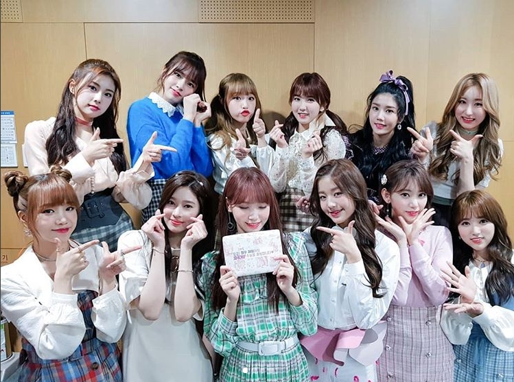 Group IZ*ONE cheered member Kim Chaewon for the SAT.On November 15, IZ*ONEs official Instagram will be IZ*ONEs Examinee on the 15th (Chung Won) and deliver the energy of IZ*ONE to Examinee all over the country.Everyone eats lunch well and works hard! IZ*ONE cheers for good results. The photos show members pointing to Kim Chaewon and Kim Chaewon holding a Gift. The fresh visuals of the members attract attention.Kim Chaewons shy smile, especially in the middle, catches his eye.