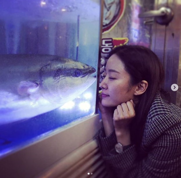 Jeon Hye-bin left a certification shot showing him talking to the defence.Actor Jeon Hye-bin said on November 15th in his instagram, Todays Mermaid Got Married was released.I would like to see a lot of pictures. In the open photo, Jeon Hye-bin is making a funny look while watching the defense in a sushi aquarium.Jeon Hye-bin, along with #Mermaid Got Married # pollution-free soft healing movie #Sea and Synchronizeds meeting with a hashtag, and went on to promote the movie Mermaid Got Married.bak-beauty