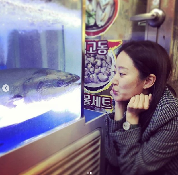 Jeon Hye-bin left a certification shot showing him talking to the defence.Actor Jeon Hye-bin said on November 15th in his instagram, Todays Mermaid Got Married was released.I would like to see a lot of pictures. In the open photo, Jeon Hye-bin is making a funny look while watching the defense in a sushi aquarium.Jeon Hye-bin, along with #Mermaid Got Married # pollution-free soft healing movie #Sea and Synchronizeds meeting with a hashtag, and went on to promote the movie Mermaid Got Married.bak-beauty