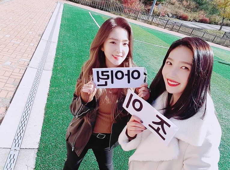 Group Red Velvet leader Irene, member Joy, actor Seol In-ah and Kang Han-Nas Running Man name tag certification photos were released.SBS Running Man official Instagram on November 15 Signature Certified Shot Red Velvet Irene X Joy Kang Han-Na Seol In-ah Comes This Week!A photo was posted with the article, The photo shows Irene, Joy, Seol In-ah and Kang Han-Na holding their name tags; the four are staring at the camera with bright smiles.The neat beauty of the four attracts attention.The fans who responded to the photos responded, I have to use this room, I have to broadcast it early, and I will see it.