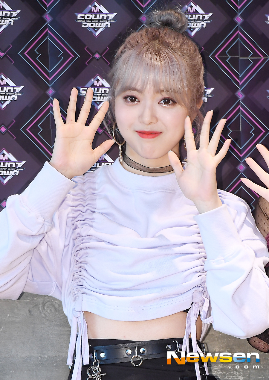 Mnet M Countdown live broadcast pre-rehearsal was held at CJ ENM Center in Sangam-dong, Mapo-gu, Seoul on the afternoon of November 15th.Weki Meki (Kim Do-yeon, Ji Su-yeon, LEee, Summer savory, Lua, Leena and Lucy) attended the ceremony.