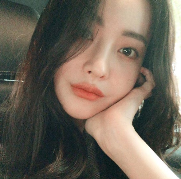Oh Yeon-seo has released a recent photo.Actor Oh Yeon-seo posted various daily photos and selfies on his Instagram on November 15th.Oh Yeon-seo robbed Sight, boasting a strong self-assertive distinctive features and a dull skin in a shaky picture, and super-close selfie.