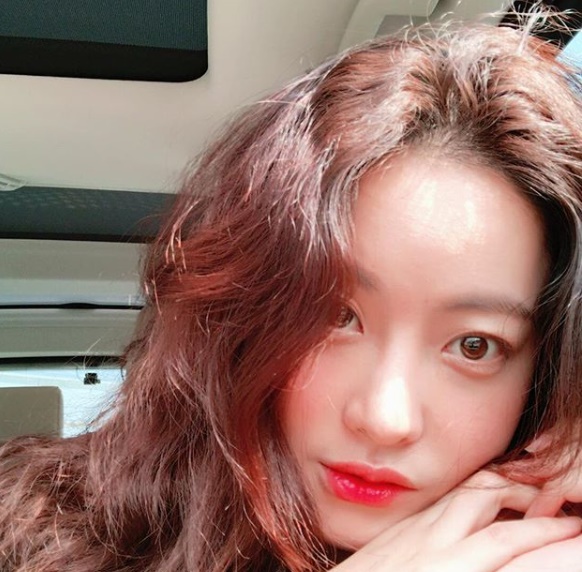 Oh Yeon-seo has released a recent photo.Actor Oh Yeon-seo posted various daily photos and selfies on his Instagram on November 15th.Oh Yeon-seo robbed Sight, boasting a strong self-assertive distinctive features and a dull skin in a shaky picture, and super-close selfie.