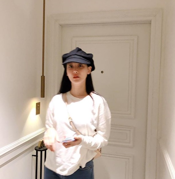 Oh Yeon-seo has released a recent photo.Actor Oh Yeon-seo posted various daily photos and selfies on his Instagram on November 15th.Oh Yeon-seo robbed Sight, boasting a strong self-assertive distinctive features and a dull skin in a shaky picture, and super-close selfie.