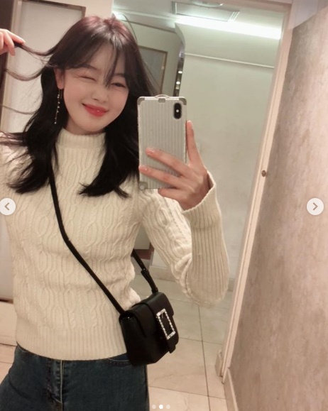 Han Sun-hwa flaunts watery Beautiful lookThe Secret actor Han Sun-hwa posted a picture and a picture of Cream on his Instagram on the afternoon of November 15.In the photo, Han Sun-hwa is taking a picture of herself in a mirror, matching her jeans in a cream knit, showing off her casual yet feminine charm.emigration site