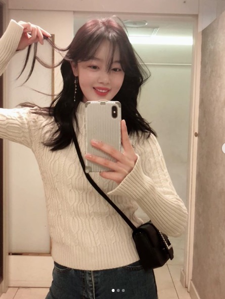 <p>Han Sunhwa water right, Beautiful looks, and was proud.</p><p>The Secret origin actress Han Sunhwa is 11 15 PM his Instagram to creamthe posts and photos published.</p><p>Photo belongs to Han Sunhwa in the mirror at his own reflection to shoot. Cream-colored knit and jeans to match, casual yet feminine charm and boast.</p><p>A wink or a smile and very fresh also.</p>