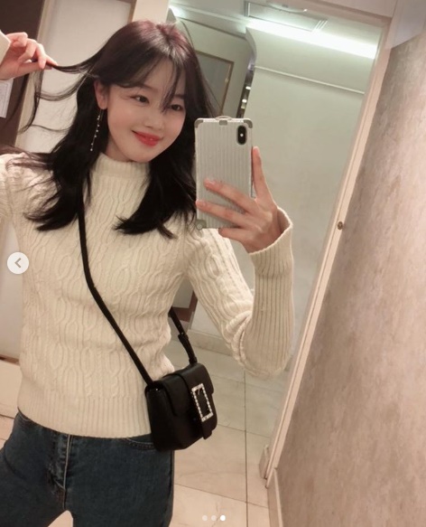 Han Sun-hwa flaunts watery Beautiful lookThe Secret actor Han Sun-hwa posted a picture and a picture of Cream on his Instagram on the afternoon of November 15.In the photo, Han Sun-hwa is taking a picture of herself in a mirror, matching her jeans in a cream knit, showing off her casual yet feminine charm.emigration site