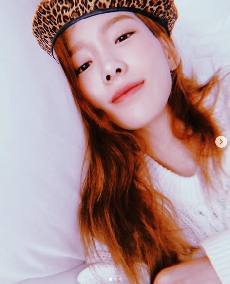 Taeyeon unveiled bedSelfieGirls Generation Taeyeon posted an article and a photo on November 15th in his instagram saying, I lie down and put my hat on.In the photo, Taeyeon is lying on the bed and taking a selfie, showing both a leopard-printed hat, a playful look, white knit and white background, and innocence and cuteness.The unsettled Hair style and the watery beauty also attract the Sight.emigration site