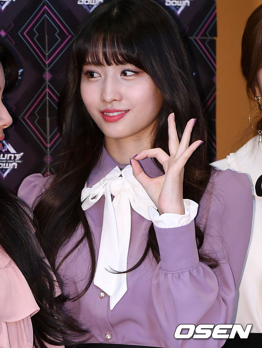 On the afternoon of the 15th, M Countdown live photo wall was held at Sangam-dong CJ ENM Center in Mapo-gu, Seoul.Group TWICE MOMO has photo time.