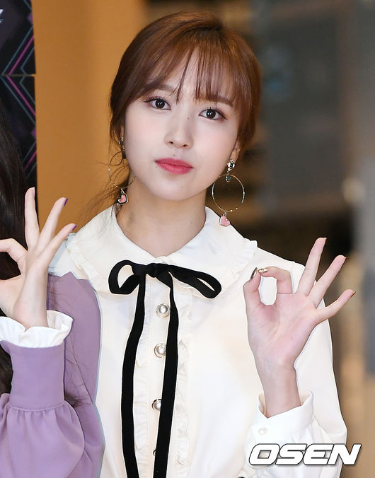 On the afternoon of the 15th, M Countdown live photo wall was held at Sangam-dong CJ ENM Center in Mapo-gu, Seoul.The group TWICE Mini has photo time.