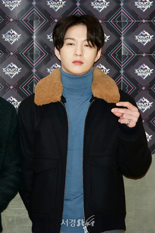 BtoB Lee Chang-seop, This is not a sound from your hands (M Countdown) The pre-rehearsal includes Golden Child, Gugudan, The Man Black, Mighty Mouse, MonstaX (MONSTA X), BtoB (BTOB), Seo In-young, Stray Kids (StrayKids), IZ*ONE, ATIZ, April, MXM (MXM), Wikimiki (WEKM), IMEKI), JBJ95, Chae Yeon, Kwill, TWICE (TWICE), Promis Nine, Hot Shot and Hay Girls attended.BtoB (BTOB) member Lee Chang-seop poses.