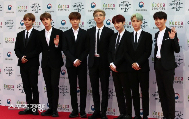 Group BTS sent a message of support to the 2019 College Scholarship Ability Test examinees, which will be held on the 15th.BTS released a video titled To the Amies watching the College Scholarly Ability Test for 2019 on YouTube channel BTS on the 14th, saying, I hope that all the things I have prepared for a few years will be poured at once and there will be good results.Jimin said, Be a lot of sleep the other day, and Jungkook emphasized, Condition management is the most important.When J. Hop said, You should forget BTS as much as you look at the SAT, Jimin said, Because your life is important.Suga said, If you live your life, you may not be able to play well. But have courage. Have faith that you will be able to play well.In some ways, the SAT may not be important. Finally, RM said, The weather is cold when it comes to the CSAT day. I hope you will come back with warm results unlike cold weather. BTS supports your SAT.BTS, which completed the Tokyo Dome performance in Japan from 13th to 14th, will continue its Love Your Self tour at Kyocera Dome in Osaka from 23rd to 24th, Nagoya Dome from 12th to 13th next year, and Yahooku Fukuoka from 16th to 17th February.