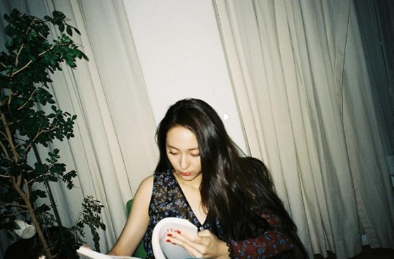 Krystal Jung posted a picture on his instagram on the 15th.Krystal Jung in the picture was reading a book. He drew attention with his intellect and chic charm.Netizens responded in various ways such as correction, what is the atmosphere?, I want to be happy today and It is really beautiful.On the other hand, Krystal Jung appeared in the OCN gilt drama original The Player which lasted on the 11th.