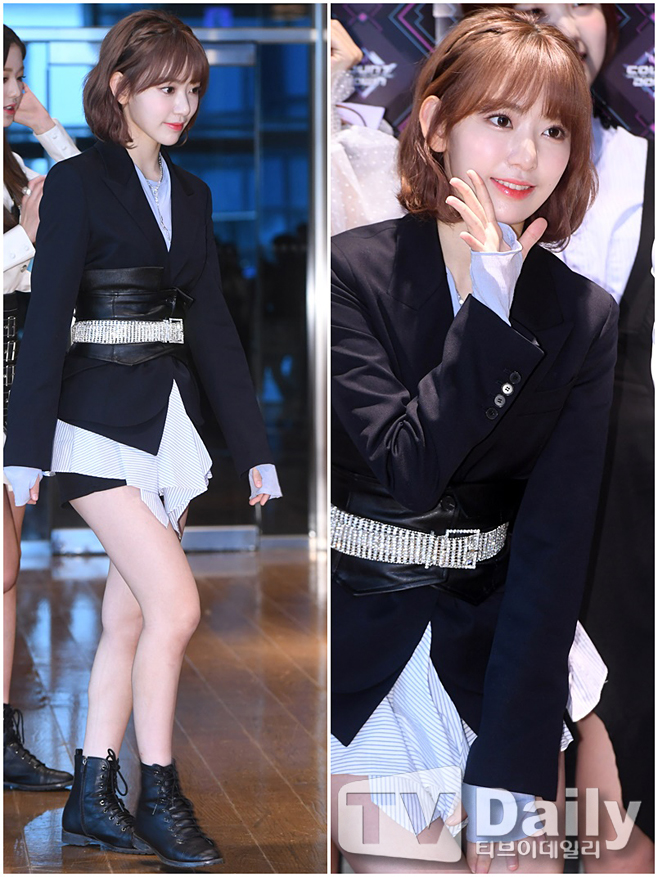 IZ*ONE Miwayaki Sakura is attending a photo-time event for a pre-rehearsal of cable TV Mnet M Countdown held at CJ E & M in Sangam-dong, Mapo-gu, Seoul on the afternoon of the 15th.On the day of the M Countdown, Kwill, Hay Girls, JBJ95, TWICE, Promis Nine, ATIZ, MXM, Hot Shot, The Man Black, Wikimki, Golden Child, April, Mighty Mouse, Strakes, IZ*ONE, Gugudan, Seo In Young, Monster X and Bitobi will appear.Photo Time for M Countdown pre-rehearsal