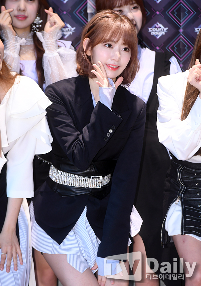 IZ*ONE Miwayaki Sakura is attending a photo-time event for a pre-rehearsal of cable TV Mnet M Countdown held at CJ E & M in Sangam-dong, Mapo-gu, Seoul on the afternoon of the 15th.On the day of the M Countdown, Kwill, Hay Girls, JBJ95, TWICE, Promis Nine, ATIZ, MXM, Hot Shot, The Man Black, Wikimki, Golden Child, April, Mighty Mouse, Strakes, IZ*ONE, Gugudan, Seo In Young, Monster X and Bitobi will appear.Photo Time for M Countdown pre-rehearsal