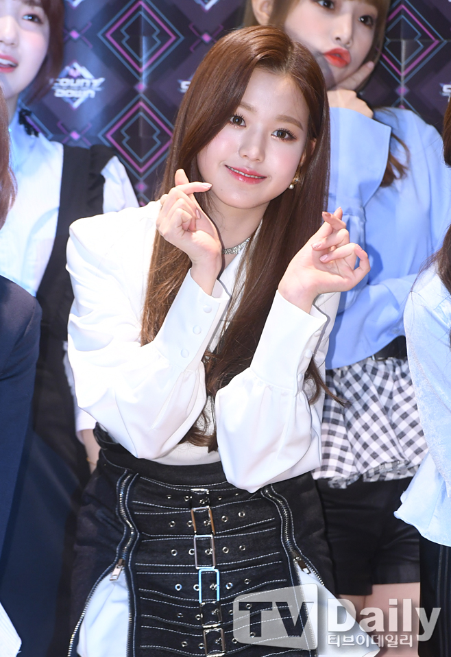 IZ*ONE Jang Won-young is attending a pre-rehearsal photo-time event for cable TV Mnet M Countdown held at CJ E & M in Sangam-dong, Mapo-gu, Seoul on the afternoon of the 15th.On this day, M Countdown will feature Kwill, Hay Girls, JBJ95, TWICE, Promis Nine, ATIZ, MXM, Hot Shot, The Man Black, Wikimki, Golden Child, April, Mighty Mouse, Stray Kids, IZ*ONE, Gugudan, Seo In Young, Monster X and Bitobi.Photo Time for M Countdown pre-rehearsal