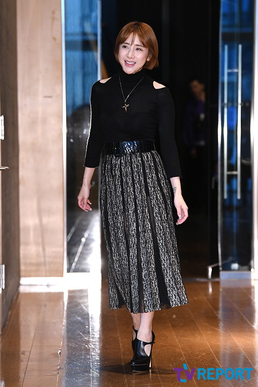 Singer Seo In-young poses at the pre-rehearsal of Mnet M Countdowndown Down live broadcast at CJ ENM Center in Sangam-dong, Mapo-gu, Seoul on the afternoon of the 15th.On the day of the M Countdowndowndown, Kwill, Hay Girls, JBJ95, TWICE, Fromis 9, ATIZ, MXM, Hot Shot, The Man Black, Wikimki, Golden Child, April, Mighty Mouse, Stray Kids, Eyes One, Gugudan, Seo In-young, Monster X, Im in.