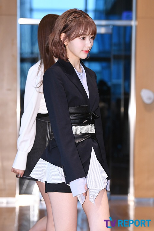Miyawaki Sakura of girl group IZ*ONE is attending a live rehearsal of Mnet M Countdowndown live broadcast at CJ ENM Center in Sangam-dong, Mapo-gu, Seoul on the afternoon of the 15th.M Countdowndown Down will feature Kwill, Hay Girls, JBJ95, TWICE, Fromis 9, ATIZ, MXM, Hot Shot, The Man Black, Wikimki, Golden Child, April, Mighty Mouse, Stray Kids, IZ*ONE, Gugudan, Seo In Young, Monster X and Bitoobi ...