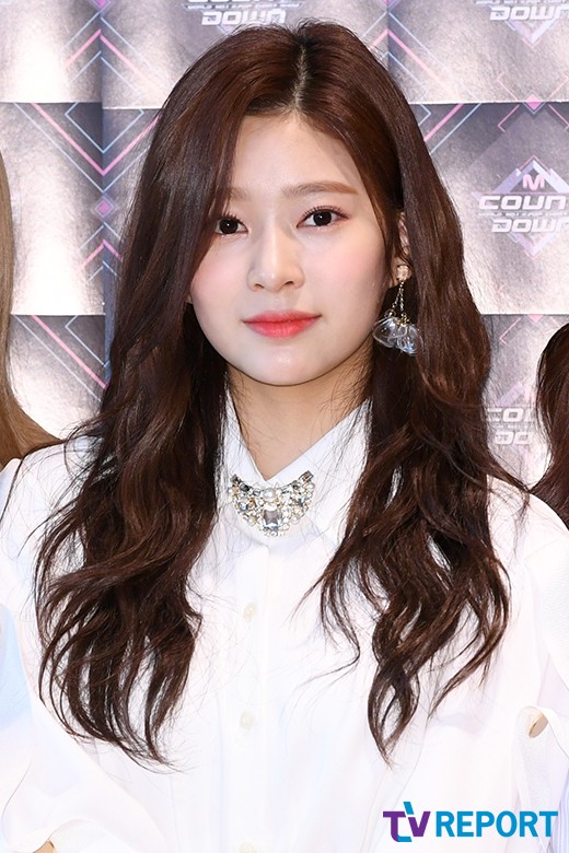 Kim Min-joo of the girl group IZ*ONE is posing for Mnet M Countdown live rehearsal at CJ ENM Center in Sangam-dong, Mapo-gu, Seoul on the afternoon of the 15th.On this day, M Countdown will feature Kwill, Hay Girls, JBJ95, TWICE, Fromis 9, ATIZ, MXM, Hot Shot, The Man Black, Wikimki, Golden Child, April, Mighty Mouse, Stray Kids, IZ*ONE, Gugudan, Seo In Young, Monster X and BiToobi.