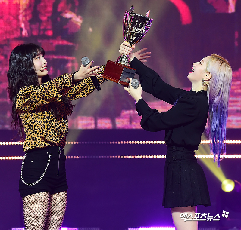 ONE & OLLY...TWICE, the unrivaled K-pop idol that has swept up Girl group TWICE has become a unique K-pop idol in Japan as well as in Korea.According to JYP Entertainment on the 15th, TWICE will go on a four-time tour in three cities in Japan, including the Tokyo Dome in March and April next year.As a K-pop girl group, I wrote a new history called Tokyo Dome for the shortest time after my debut as a first Tom Tour and overseas artist.TWICEs performance is noteworthy, as the evaluation that the Korean Wave in Japan has slowed down for a long time.It is not only an example of domestic idols who have entered Japan, but also contributes to the revitalization of the K-pop market in Japan.In addition, TWICE is the first K-pop girl group to announce its appearance for the second consecutive year in NHK Hongbaek Gapjeon, a special program for the year-end of Japan.TWICE was the only K-pop singer to be included in the lineup this year after last year in the program, which celebrates its 69th anniversary this year.Especially, it is surprising that TWICE was invited to a famous program as the only K-pop singer in this situation, as the two countries are buzzing due to various historical issues and controversy, and the fans are going to have a talk.TWICE has proved that it has grown into a top idol in Japan as well as taking the top spot in Korea.Meanwhile, TWICE has also raised its status as a one-top girl group by showing off its strong power in both Korea and Japan this year.In Korea, on May 5, he released his mini 6th album YES or YES and the same title song, and swept the top of various music charts at home and abroad and hit 10 consecutive hit home runs.Also, YES or YES is the first place on the digital, album and download charts on the Gaon chart 45th (2018.11.04 ~ 2018.11.10)won the honor of the third prize, and the first place on the social chartsHe was ranked in the second week of his activities.In particular, YES or YES is released after the release of the top 100 charts of Japanese line music,The album YES or YES was the first Korean album released by TWICE in Japan, and it was the first time that Oricon Weekly album and digital album were won at the same time.In Japan this year, he released his single 2nd album Candy Pop, his single 3rd album Wake Me Up and his regular album BDZ. He earned double platinum certification as a single 2nd album and regular album.In addition, he concluded the first Arena tour of the eight performances of four cities in Japan, TWICE 1st ARENA TOUR 2018 BDZ and met with local fans.Photo = DB