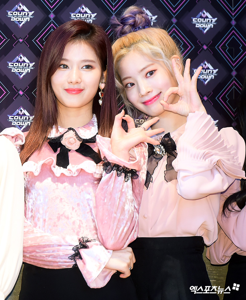 TWICE Sana and Dahyun are posing at Mnet M Countdown rearsal at CJ E & M Center in Sangam-dong, Seoul on the afternoon of the 15th.