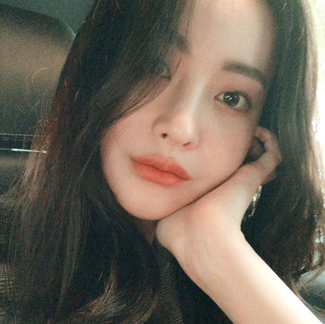 Actor Oh Yeon-seo released his daily life. Oh Yeon-seo posted a picture without any words on his Instagram on the 15th.Inside the picture is a picture of Oh Yeon-seo, who is gazing at Camera with her chin on her trademark long-haired hair.Despite being Close-Up, it focuses on Attention with its beautiful beauty Oh Yeon-seo showed off her chic charm with her expressionless expression.Meanwhile, Oh Yeon-seo is reviewing his next film after the film Cheese in the Trap. / Photo = Oh Yeon-seoSNS