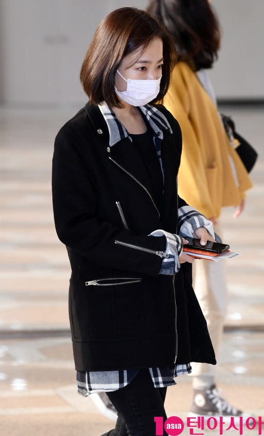 Actor Park Bo-young is showing off his Airport fashion by leaving Japan through Gimpo International Airport on the morning of the 16th.