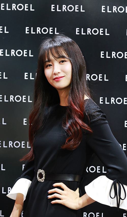 Actor Park Ha-sun flaunted his visuals duringOn Wednesday, Park Ha-sun visited the booth of the domestic cosmetics brand Eloel (ELROEL) participating in the 2018 Hong Kong Cosmoprop.Park Ha-sun, who wore a black One Piece on the day, highlighted her slender waistline with luxurious decorations.A glamorous eyebrow, a skin without a blemishes, and a fine smile attracted attention.They also demonstrated various products and robbed the audience of their eyes. The beautiful atmosphere was overwhelming and admiring.Meanwhile, Park Ha-sun has a daughter in January last year with Actor Ryu Soo-young and marriage.photoeloel offer