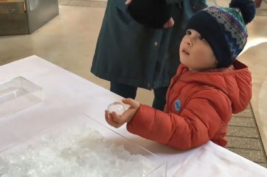 [과학을읽다]물병째 먹는 '튜브물병'..페트병 대안될까?
