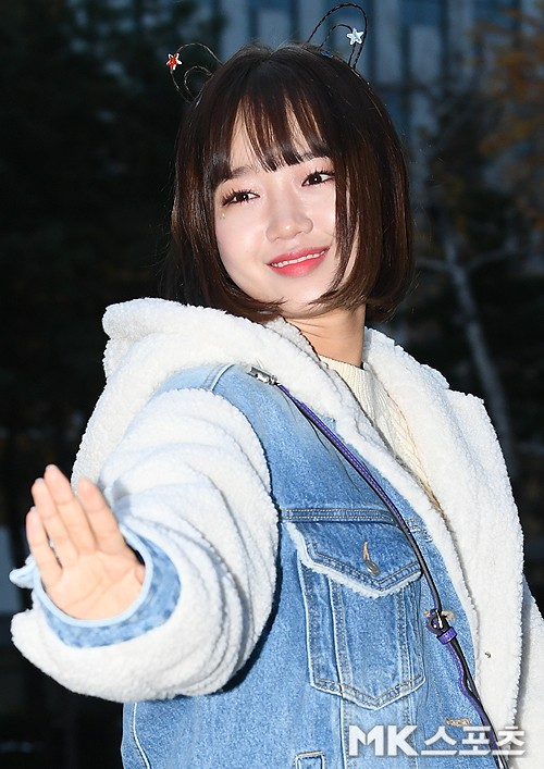 KBS Music Bank rehearsal was held at Yeouido KBS in Yeongdeungpo-gu, Seoul on the morning of the 16th.Weki Meki Yu-Jeong heads to rehearsal and has photo time.