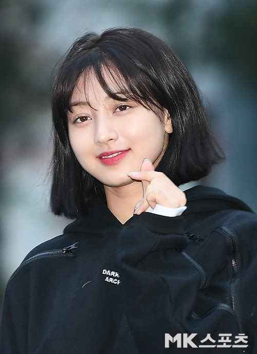KBS Music Bank rehearsal was held at Yeouido KBS in Yeongdeungpo-gu, Seoul on the morning of the 16th.TWICE Jihyo poses as he heads to rehearsal