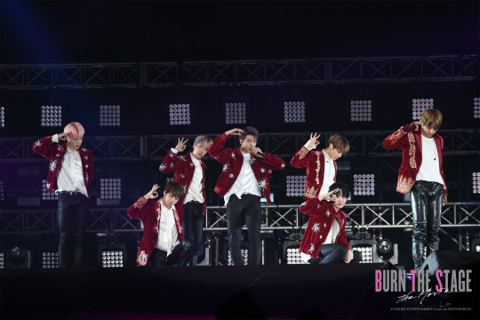 BIGBANG Made will announce the success of securing 100,000 new tickets for 56,200 peopleThe World-popular group BTS (pictured) is a documentary film that is also causing a stir in theaters.Starting from the 16th, it is expected that the examinees who have completed the College Scholastic Ability Test will become more influential as they are attracted to the theater.The documentary film Bunde Stage: The SpongeBob Movie: Sponge on the Run (director Park Jun-soo and Bunde Stage), which deals with the live performance of BTS, was ranked fourth in the box office with 77,263 people nationwide (based on the integrated network of movie theaters).It is a record that connects Hollywood movies Mysterious Animals and Grindelwalds Crimes (221,660 people), Bohemian Rhapsody (131,011), which recently led the box office in theaters, and Perfect Others (114,436).It is also a figure that overwhelms commercial films such as I want to eat your pancreas (8609 people), Departure (5322 people), and Happy Together (3194) released on the same day.The most popular documentary film about famous idols has been the BIGBANG Made (56,200 people).In other words, another breaking the stamp of BTS, which breaks this record in a day and breaks various records, has begun.The Stage, which had more than 150,000 tickets just before its release, still has more than 100,000 tickets as of 9 a.m. on the 16th.It ranks third after Mysterious Animals and Grindelwalds Crimes (210,000) and Bohemian Rhapsody (120,000).For this reason, there is also a cautious observation that the Bun the Stage is an unusual documentary film that can mobilize 1 million viewers.There are also a variety of audiences looking for the Bun the Stage, especially women in their 20s and 40s who are more likely to see a large number of teenage examinees starting on the 16th.The stage was released in about 70 countries. All of the worlds pre-ticket sales have already exceeded 940,000 copies.Attempts to connect the popularity of the highly popular idol group to the theater were steady.The SF film The Age of Peace, starring the original idol group HOT, and the Eventeen, starring members of the Jekskis, as well as the series of terrorist attacks involving Mario Junior in 2007, were produced as dramatic films, not as documentary.However, even though they sold more than one million albums, the Era of Peace was 20,000, and the remaining two films only collected about 100,000 people.The Stage is expected to surpass all of this record in the first week of release.Bundeer Stage: The SpongeBob Movie: Sponge on the Run