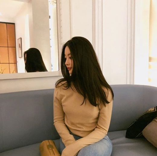 Actor Oh Yeon-seo has revealed his latest situation.Oh Yeon-seo posted a picture on the 15th without any phrase.Oh Yeon-seo in the public photo posed on the sofa.Oh Yeon-seos extraordinary sideline, Beautiful look, stands out as she sits sideways with her long straight hair hanging down.On the other hand, Oh Yeon-seo is taking a rest after the cable channel tvN drama A Korean Odyssey which was concluded in March.