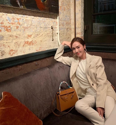 Singer Jessica Jung has perfected her suit fashion.Jessica Jung posted a recent photo on social media on November 16 with an article entitled You make me smile (you make me laugh).Jessica Jung was sitting in a suit and smiling brightly in the photo.Jessica Jung is a singer, leaving the group, and is a solo singer and designer.On the afternoon of the 14th, I left for Dallas, USA through the Incheon International Airport Terminal 1.hwang hye-jin