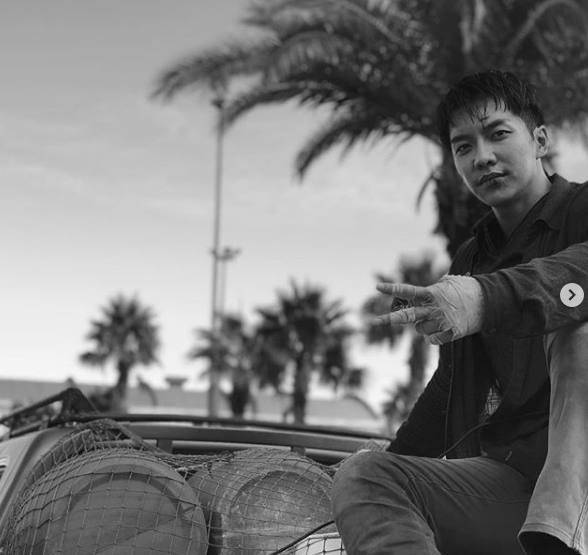 Singer and Actor Lee Seung-gi has unveiled behind-the-scenes footage of the Drama Vagabond.Lee Seung-gi wrote on social media on the afternoon of November 15, Thanks! Goodbye morocco!! (Thank you! Hello Morocco! Shukran. Vagabond.Cha Dal-geon and posted a photo.He also posted a photo like a picture and added, I am a poster at my disposal. I am not a Photoshop. Vagabond official poster.Vagabond is a work by director Yoo In-sik, director Jang Young-chul and Jeong Kyung-soon who directed Salaryman Cho Hanji and Dons Incarnation.A man involved in a civil port plane crash draws the process of digging into a concealed state corruption.Lee Seung-gi and Suzys Vagabond are filming locations overseas, including Portugal and Morocco; it is scheduled to air next year.