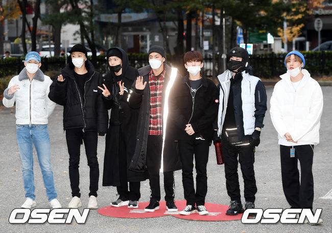 Monstar X (Monstar X) on the way to work at Music Bank Monstar X is attending KBS2 Music Bank rehearsal at the public hall of KBS New Hall in Yeouido, Seoul on the morning of the 16th.