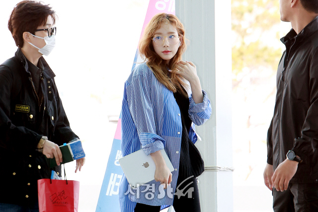 Girls Generation (SNSD) member Taeyeon is showing off airport fashion and departing with Hong Kong.