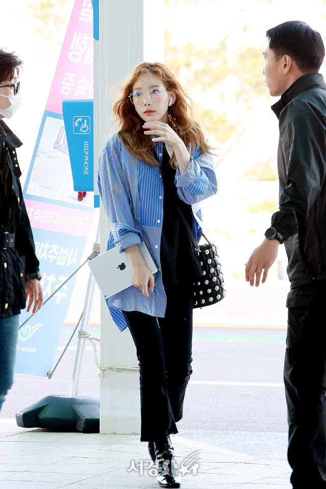 Girls Generation (SNSD) member Taeyeon is leaving for Hong Kong with an airport fashion.