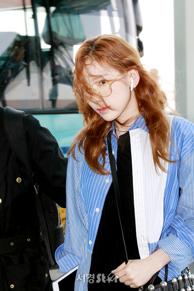 Girls Generation (SNSD) member Taeyeon is leaving for Hong Kong with an airport fashion.