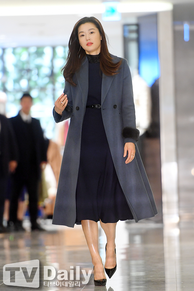 Actor Jun Ji-hyun attends the fashion brand event held at Hyundai Department Store Trade Center in Samsung-dong, Gangnam-gu, Seoul on the afternoon of the 16th.Jun Ji-hyun brand launch event