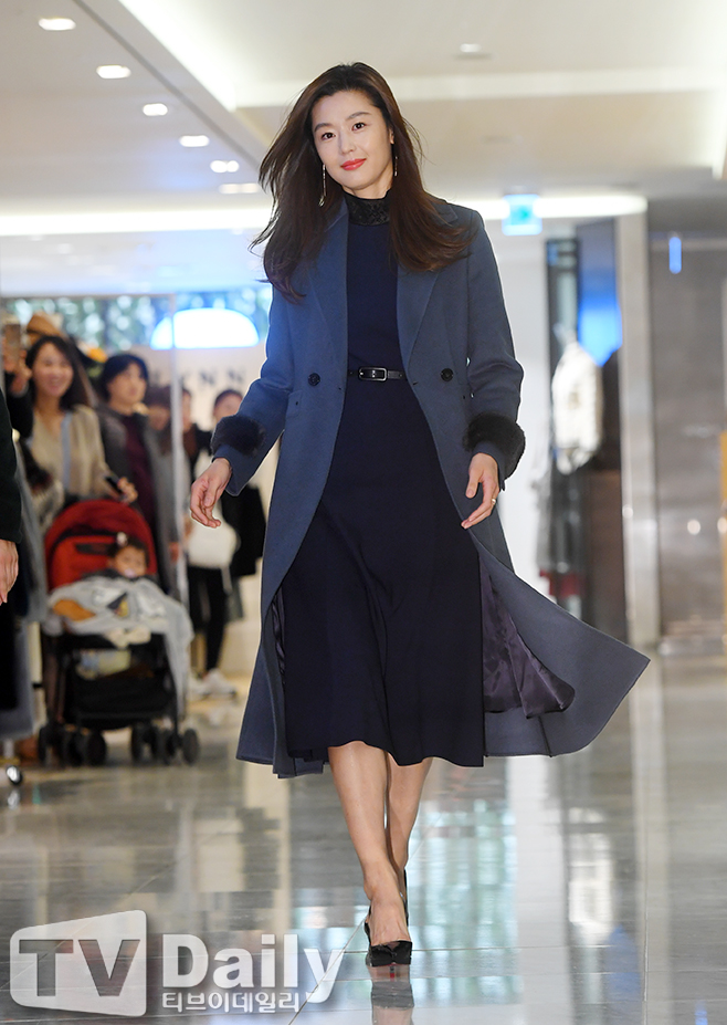 Actor Jun Ji-hyun attends a fashion brand event held at the Samseong-dong Hyundai Department Store Trade Center in Gangnam-gu, Seoul on the afternoon of the 16th.Jun Ji-hyun brand launch event