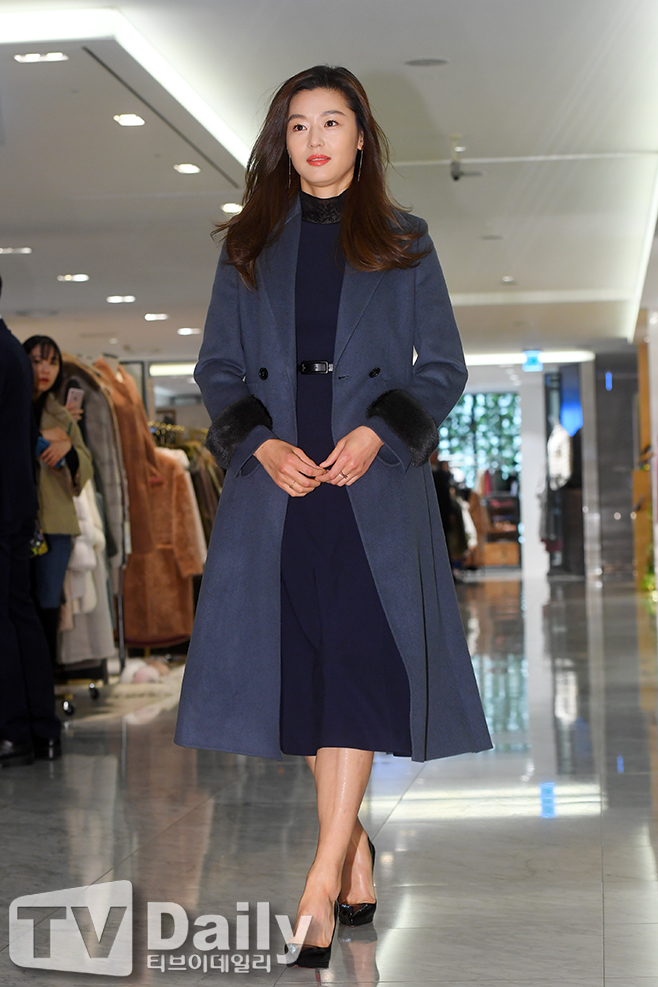 Actor Jun Ji-hyun is attending a fashion brand Event held at Hyundai Department Store Trade Center in Samsung-dong, Gangnam-gu, Seoul on the afternoon of the 16th.Jun Ji-hyun brand launch Event