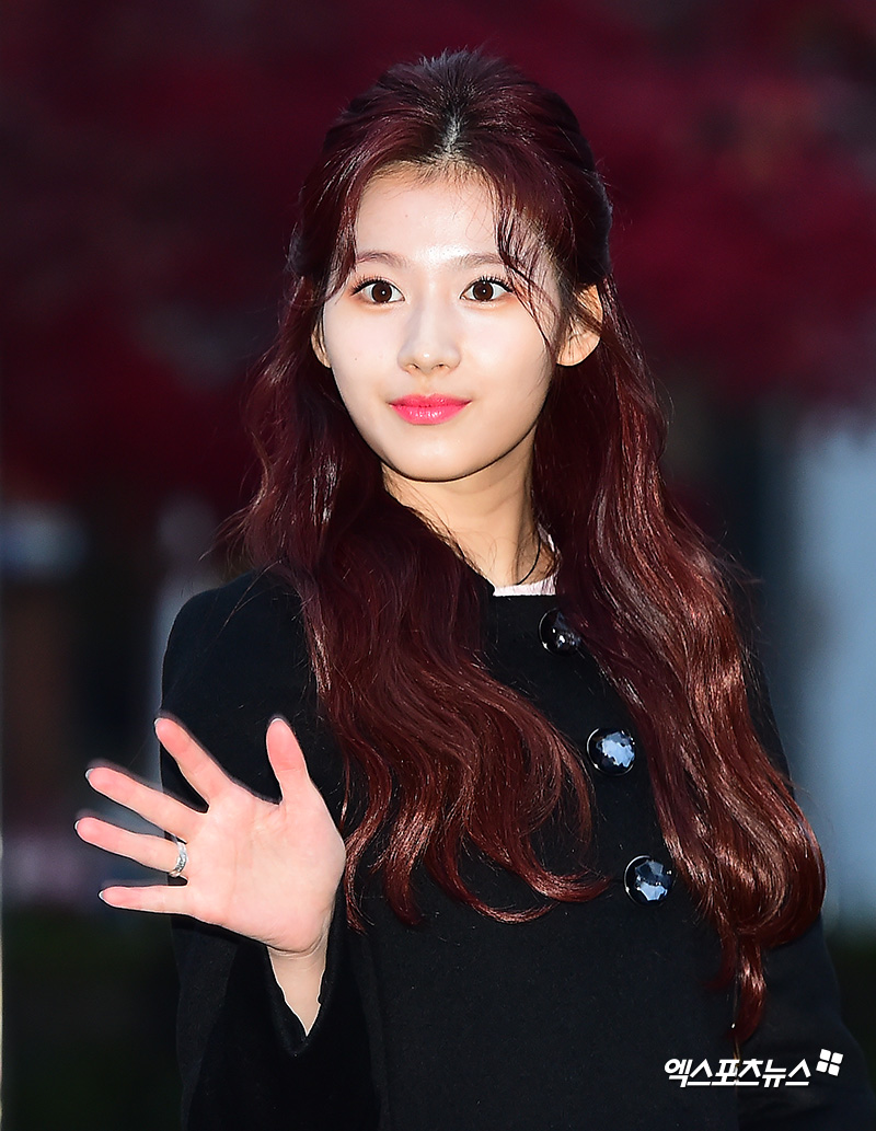 TWICE Sana has a photo time at KBS Music Bank rearsal held at the opening hall of the Yeouido-dong KBS new building in Seoul on the morning of the 16th.