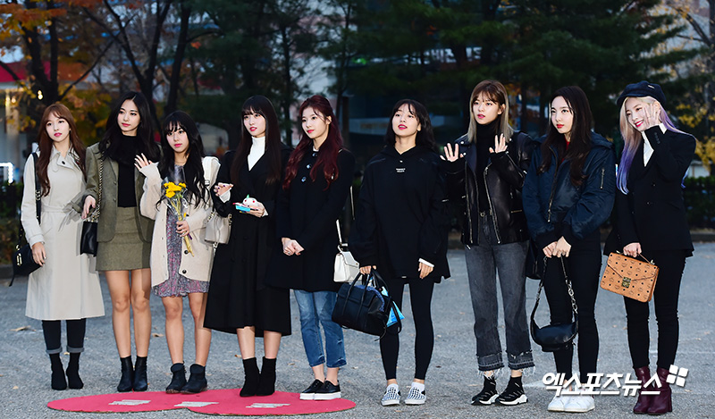 TWICE has a photo time at KBS Music Bank rearsal held at the opening hall of the Yeouido-dong KBS new building in Seoul on the morning of the 16th.