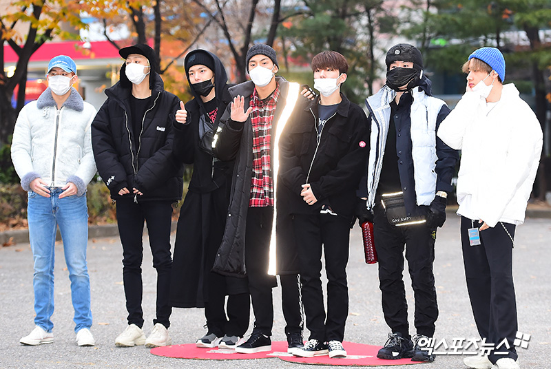 Monstar X on his way to work with mask Monstar X has a photo time at KBS Music Bank rehearsal held at the opening hall of the Yeouido-dong KBS new building in Seoul on the morning of the 16th.