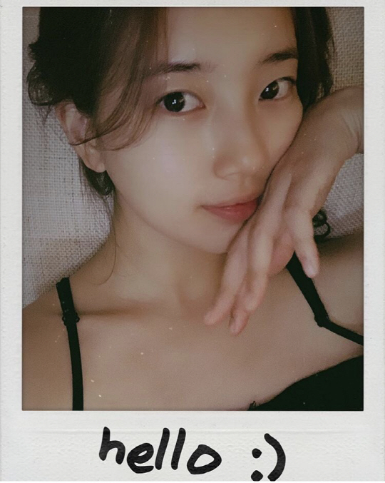 Singer and actor Suzie has reported her current status with a selfie.Suzy posted a photo on her Instagram on Thursday with the phrase hello:).Suzys lanky eyes, staring at the camera, catch her eye, and she is a faceless face, but she has a shiny skin and a pure eye.Suzy will appear in SBSs new drama Baega Bond, which will air in the first half of 2019.