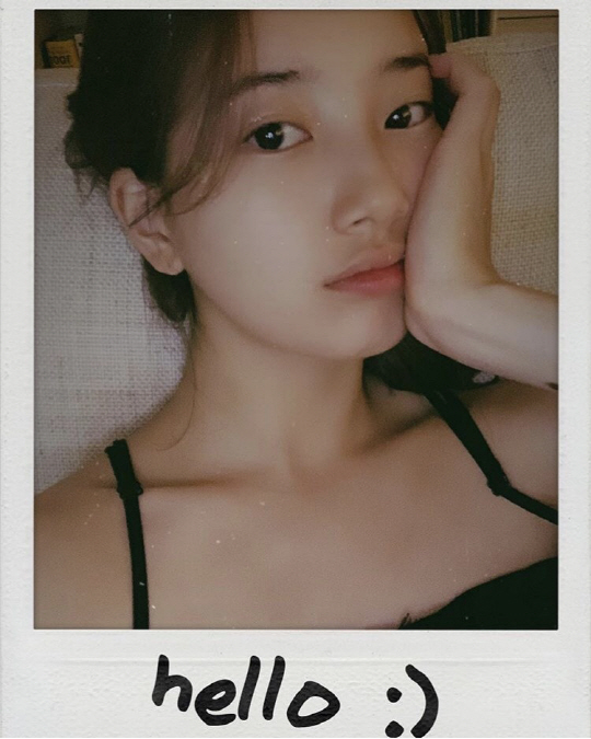 Singer and actor Suzie has reported her current status with a selfie.Suzy posted a photo on her Instagram on Thursday with the phrase hello:).Suzys lanky eyes, staring at the camera, catch her eye, and she is a faceless face, but she has a shiny skin and a pure eye.Suzy will appear in SBSs new drama Baega Bond, which will air in the first half of 2019.